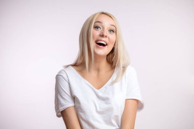 açık ağız ile neşeli erkek