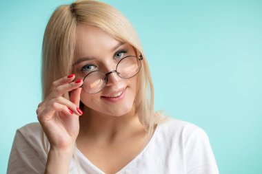 Gözlüklü sarışın kız mutlu portre portresi