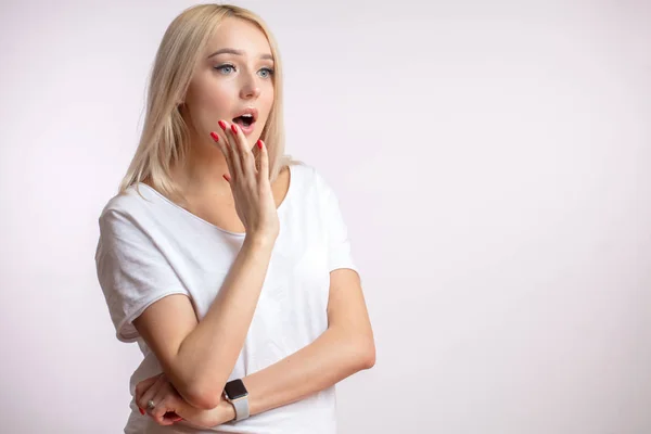 Chica bonita con el pelo rubio está pidiendo ayuda en voz alta — Foto de Stock