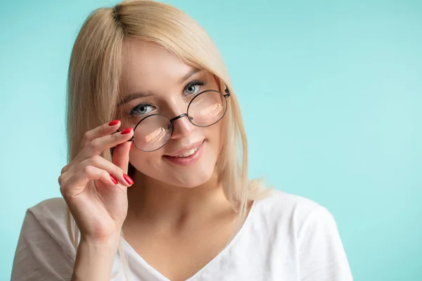 Zbliżenie portret szczęśliwy blond dziewczyna w okularach — Zdjęcie stockowe