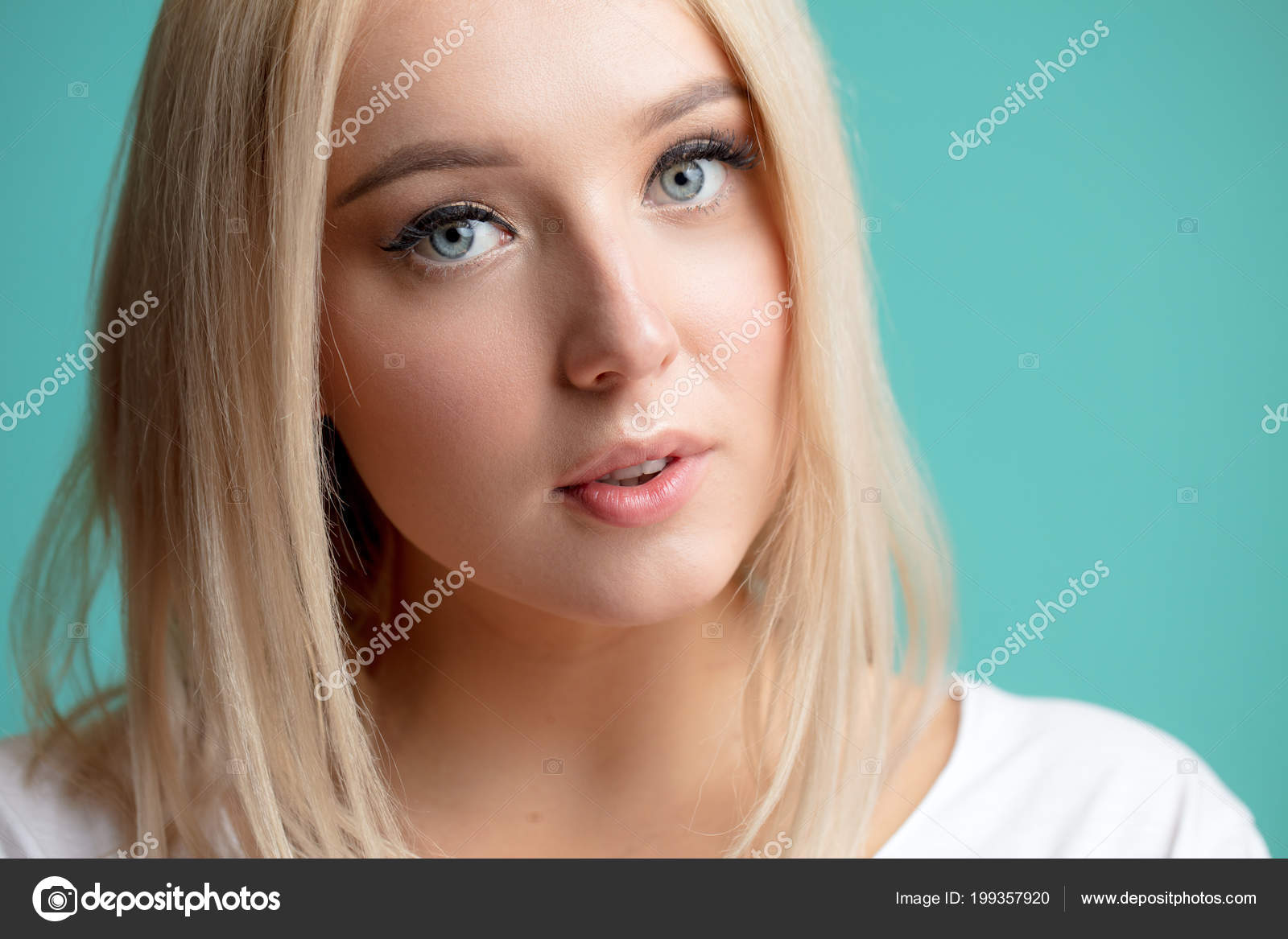 Linda Jovem Com Cabelo Loiro E Olhos Azuis Imagem de Stock