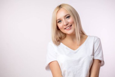 celestrial güzellik. beyaz T-shirt sarı uzun saçlı Genç sporcumuz