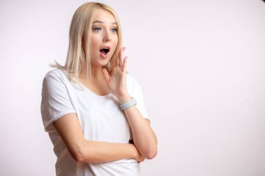 Genç Sarışın kadın yüzü yakınındaki el ile gossipping olduğunu