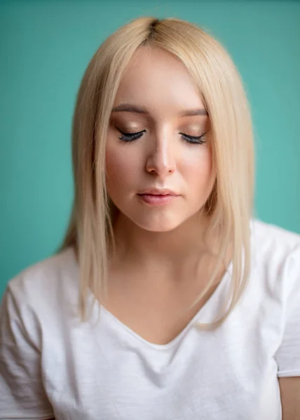 Primer plano retrato de hermosa modelo rubia con los ojos cerrados y pestañas largas — Foto de Stock