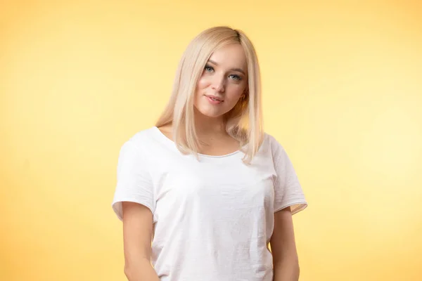 Boa aparência jovem do sexo feminino com cabelo loiro — Fotografia de Stock