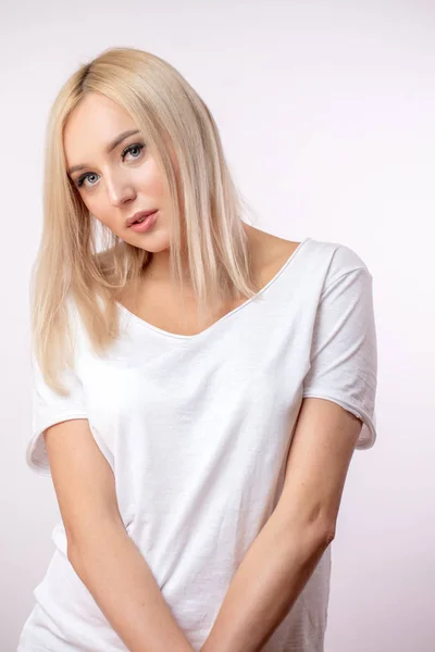 Ritratto verticale primo piano di hipster donna in T-shirt bianca — Foto Stock