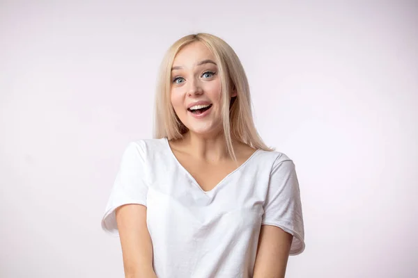 Junge blonde Opernsängerin in lässiger Kleidung auf weißem Hintergrund — Stockfoto