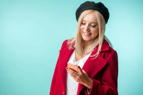 Schöne Frau in modischen Kleidern mit dem Gadget — Stockfoto