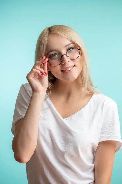 Närbild porträtt av Smart student i vit T-shirt — Stockfoto