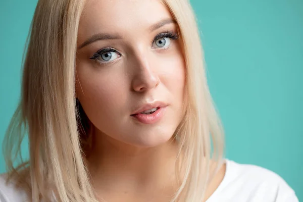 Bliska przycięte portret awasome dziewczyna z naturalny blond włosy i niebieskie oczy — Zdjęcie stockowe