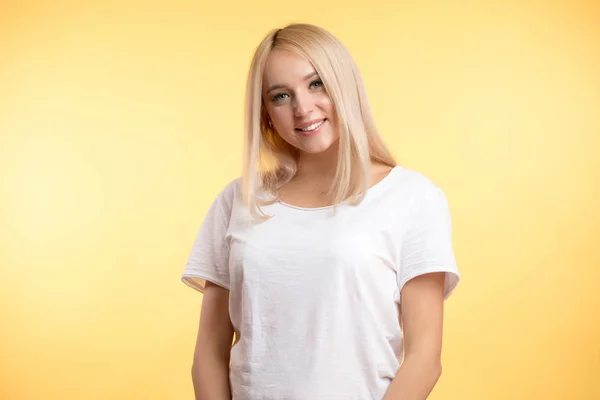 Lächelnd angenehmes blondes Model im lässigen Outfit — Stockfoto