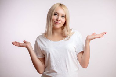 güzel sarışın kız geleceğe kayıtsız