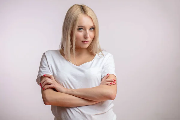 Vertrouwen blonde vrouw met gekruiste armen — Stockfoto