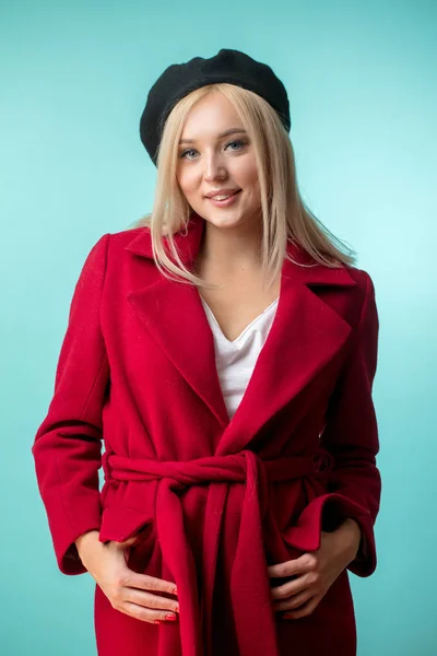 Damenbeschichtungskonzept Schöne Fröhliche Teddymädchen Rotem Mantel Eleganz Konzept — Stockfoto