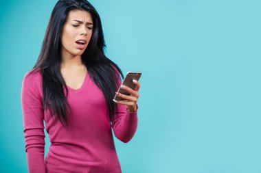 cep telefonu tutan güzel kadın portresi kapatın