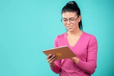 Genç kadın iş yerinde tablet kullanmayı öğrenme