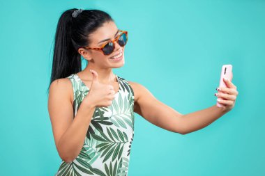 heyecanlı neşeli kadın gezgin portresi kapatın