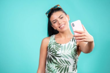 smartphone hangi bir selfie almak güzel kız tarafından kullanılıyor