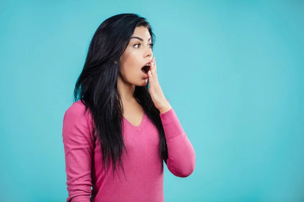 Снимок кричащей женщины, закрывающей рот рукой — стоковое фото