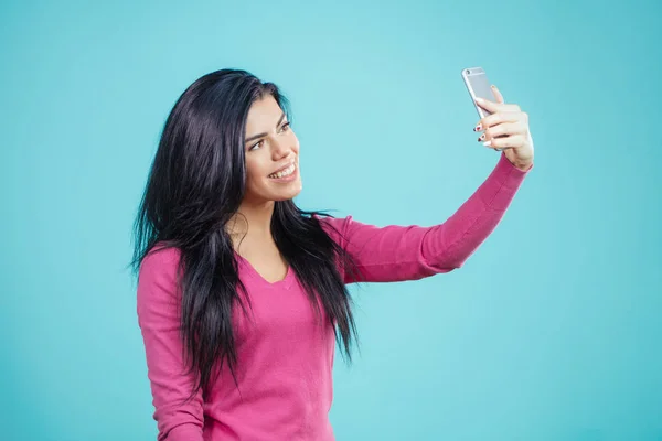 Feliz joven morena tomando selfie — Foto de Stock