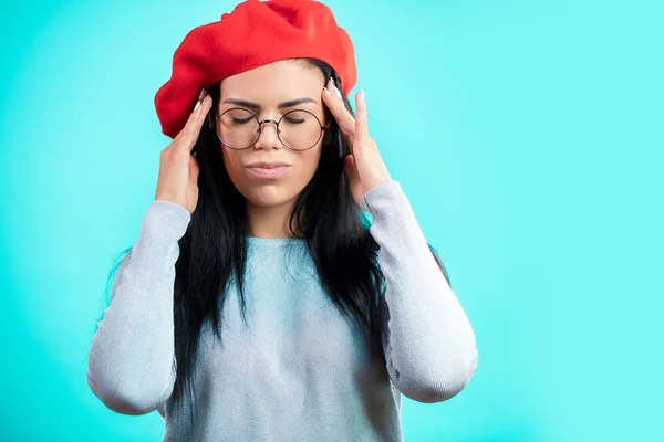 Atractiva mujer de moda tiene un dolor de cabeza — Foto de Stock