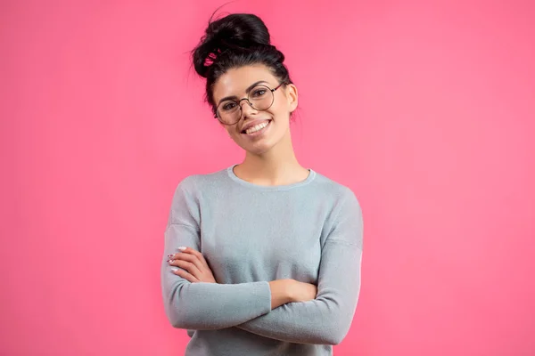 Ritratto ravvicinato di studentessa fiduciosa di successo con le braccia incrociate — Foto Stock