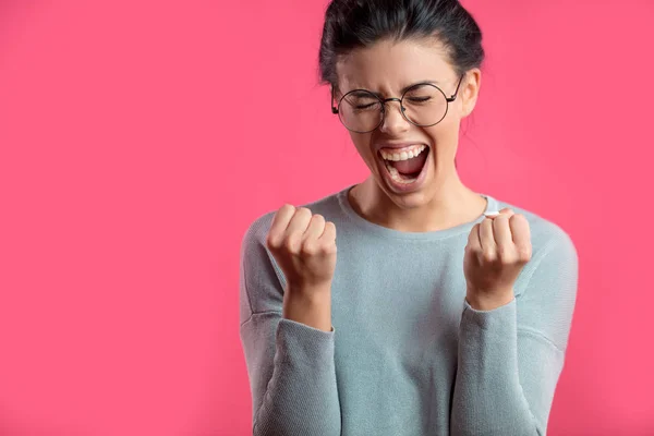 Närbild porträtt av ung kvinna skrikande med glädje — Stockfoto