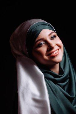 kibar ve güzel Mohammedian kameraya bakıyor