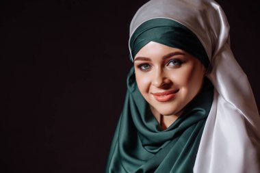 katı Müslüman içinde büyüleyici kadın