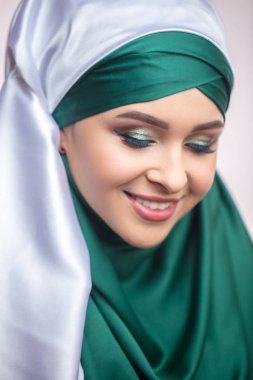 yukarı aşağı bakıyor hijab hoş modelde portresi kapatın