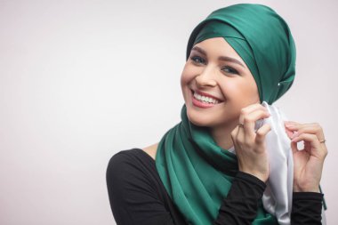 güzel kız bir başörtüsü bağlamak öğrenme portresi kapatın