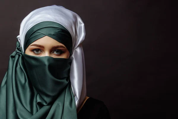 Närbild porträtt av en vacker flicka i hijab — Stockfoto