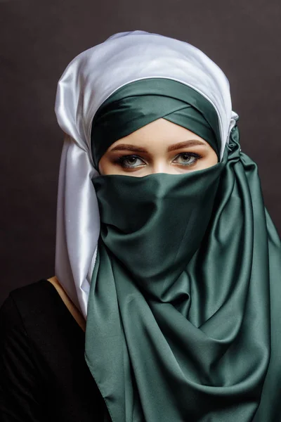 Närbild porträtt av attraktiva muslimsk kvinna med vackra gröna ögon — Stockfoto
