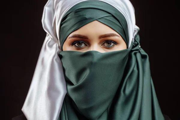 Närbild av beskurna fotot av awasome muslimsk flicka i gröna hijab — Stockfoto