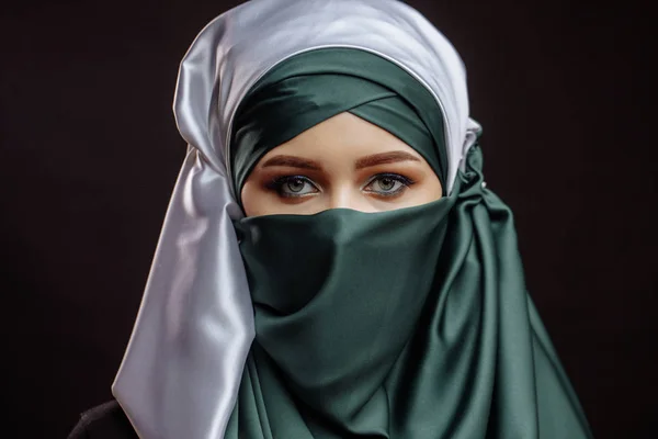 Nahaufnahme Porträt einer gut aussehenden muslimischen Braut — Stockfoto