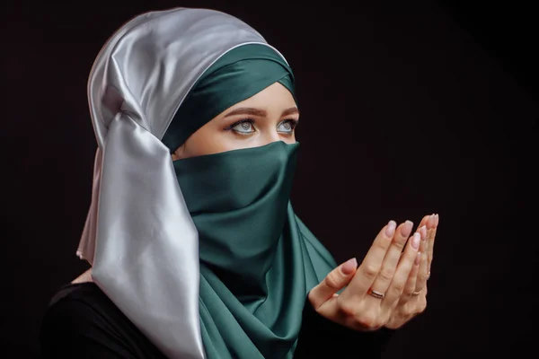 Закриття вгору вид збоку постріл мусульманських молоду жінку в зелений хіджаб молиться Бога — стокове фото
