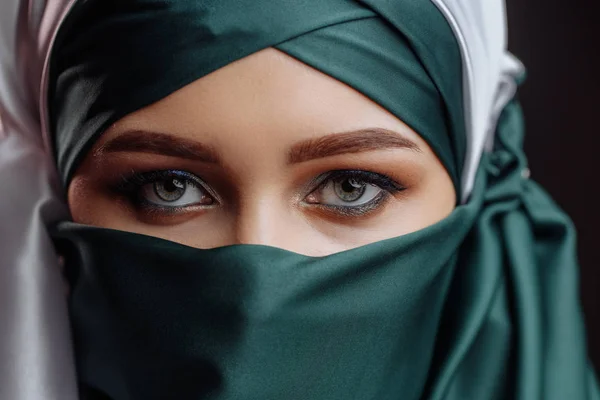 Мусульманська обличчя із загадковим поглядом — стокове фото