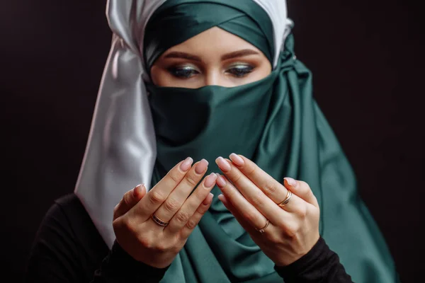Close up portrait of arabian female reading Qur 'an . — Stok Foto