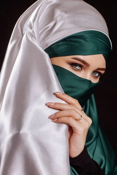 Закрыть портрет. застенчивая мусульманская жена хочет показать свое лицо — стоковое фото