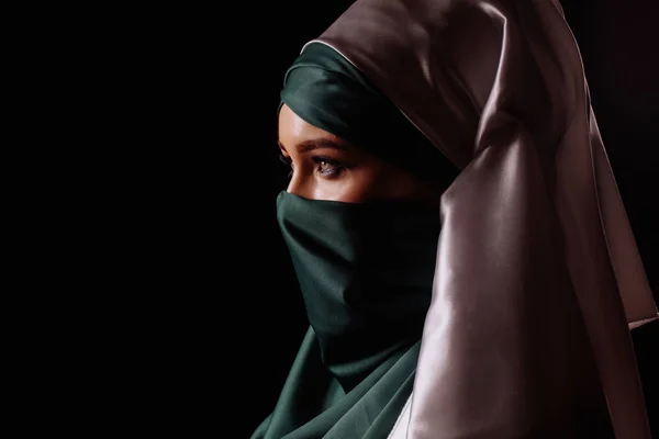 Stäng upp profil av mystiska muslimsk flicka — Stockfoto