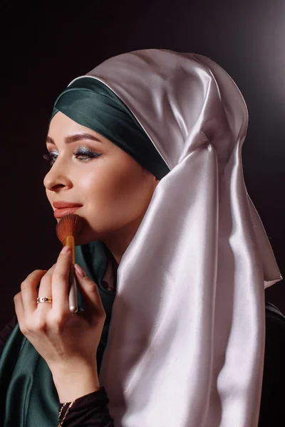 Muslimische Mädchen kümmert sich um ihr Gesicht, ihre Haut — Stockfoto