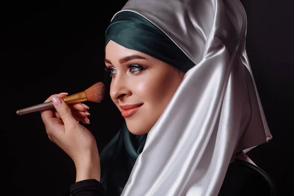Retrato de cerca de la encantadora mujer musulmana usando maquillaje —  Fotos de Stock