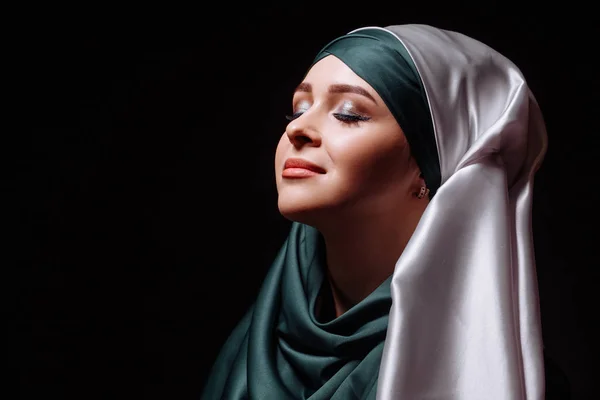 Очаровательная молодая мусульманка, вдохновленная религией . — стоковое фото