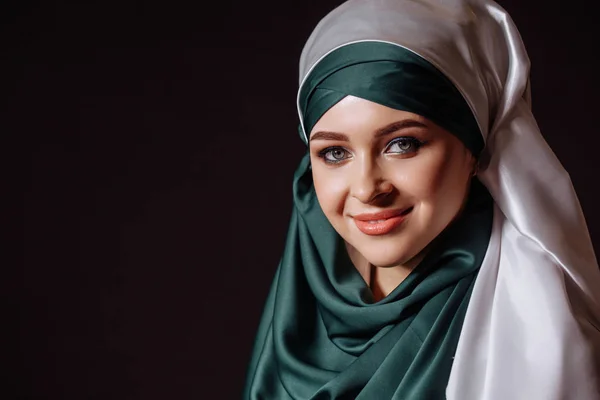 Charmante Frau in streng muslimischer Kleidung — Stockfoto