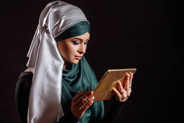 Крупным планом портрет моды мусульманки, смотрящей на экран планшета — стоковое фото