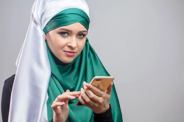 Close up potret pekerja kantor Muslim memegang ponsel — Stok Foto
