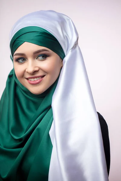 Primer plano retrato de encantadora mujer musulmana en vestido mostrando su modestia —  Fotos de Stock