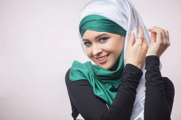 Menina muçulmana bem parecido está colocando em um hijab — Fotografia de Stock