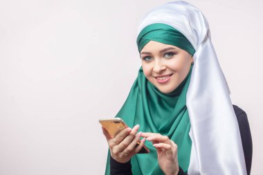 belgili tanımlık smartphone kullanan Müslüman iş kadın portresi kapatın