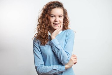 genç model dreeming ile stüdyoda bak ginger portresi kapatın